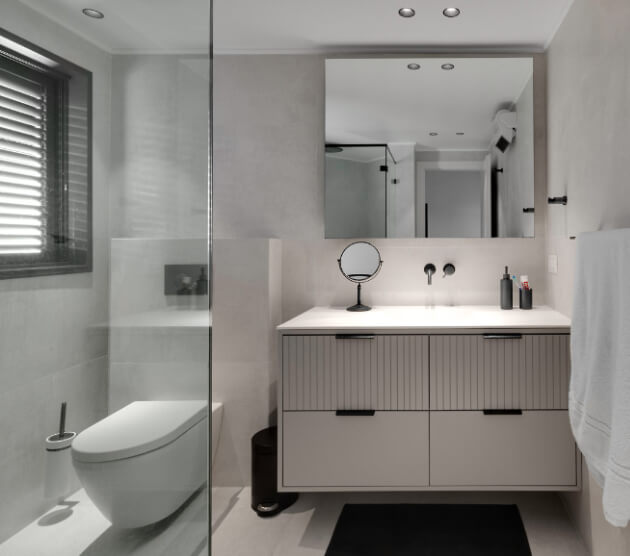 חדר רחצה אפור בהיר יולי אליוחין